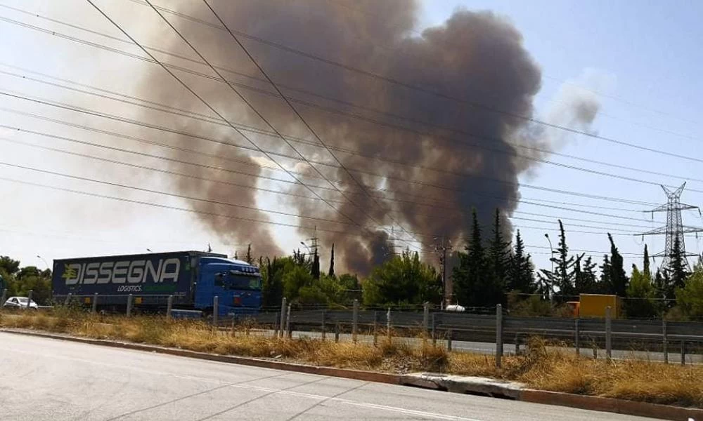 Φωτιά στη Βαρυμπόμπη: Διακοπή της κυκλοφορίας των οχημάτων σε δρόμους
